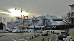 Celebrity Apex ship stranded at Saint Nazaire